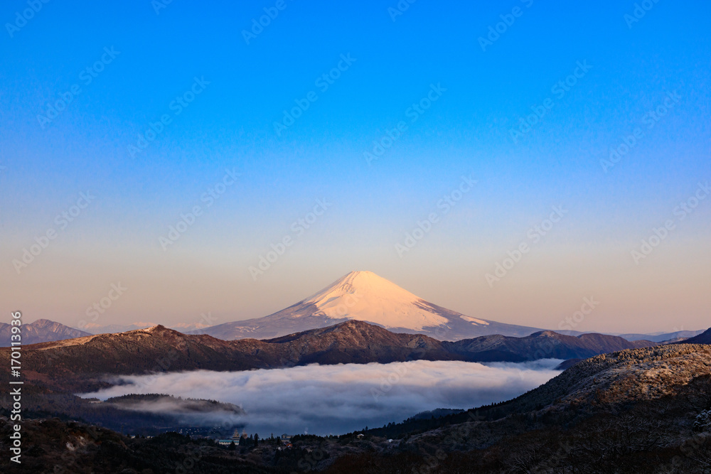 箱根 大観山から望む朝焼けの富士山と雲海の芦ノ湖