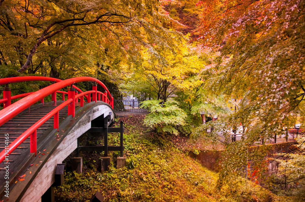 Obraz premium Red Bridge in Ikaho Onsen, Gunma, Japan
