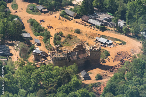 Reconstruction à l'identique avec les techniques de l'époque du château de Guédelon dans le département de la Nièvre en France photo