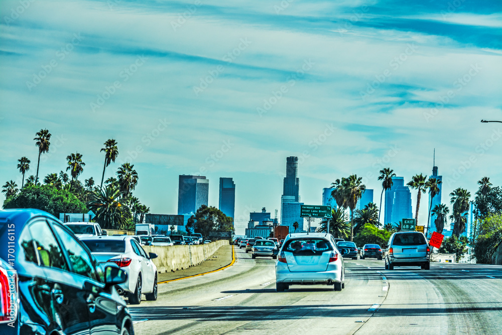 Fototapeta premium Traffic in Hollywood freeway with downtown L.A. in the background