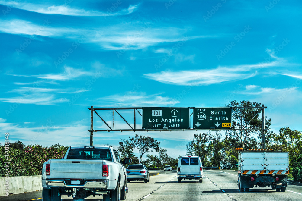 Naklejka premium Traffic in 101 freeway in Los Angeles