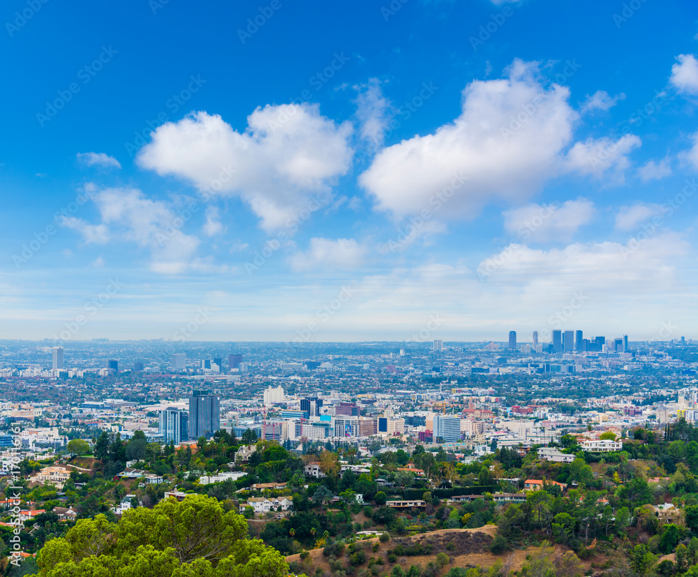 Naklejka premium Chmury nad większym Los Angeles