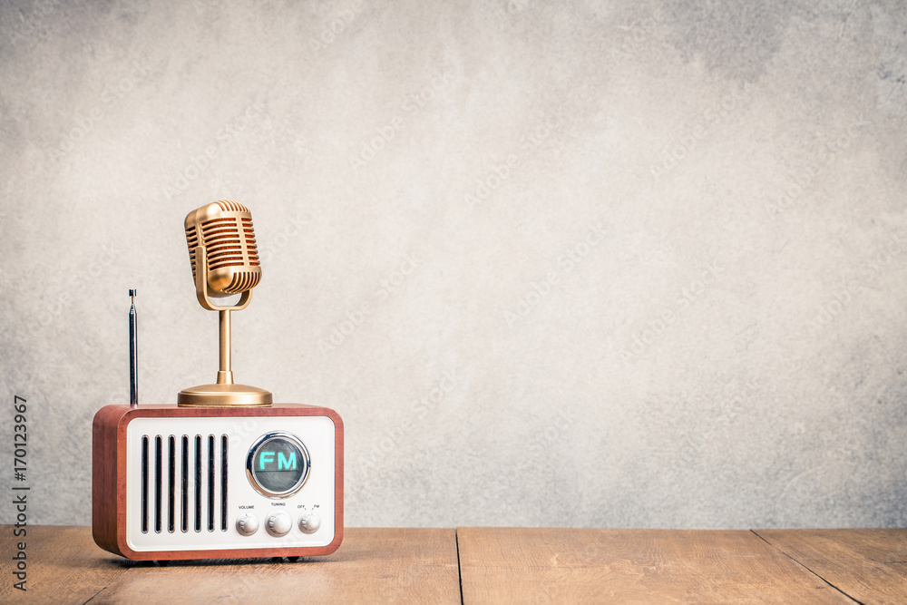 Prestador Abreviar comestible FM radio receiver and golden microphone front concrete wall background.  Listening music concept. Vintage old instagram style filtered photo foto de  Stock | Adobe Stock