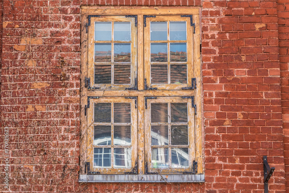 Holzfenster an einem Backsteinhaus