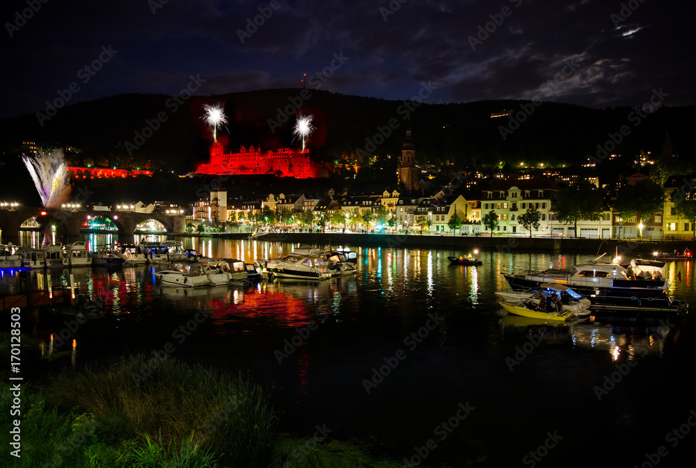Bengalische Beleuchtung am Schloss in Heidelberg mit Boote auf dem Neckar