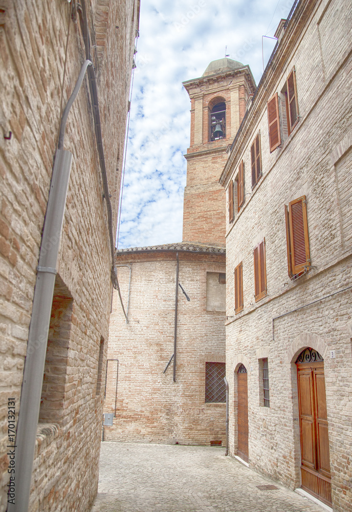 Fototapeta premium Vicolo stretto nelle Marche, Italia