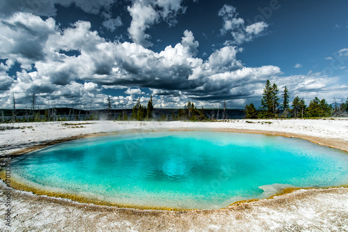 Bassin d'eau chaude colorée et émanation de soufre dans le secteur de West Thumb Geyser Basin, Yellowstone National Park