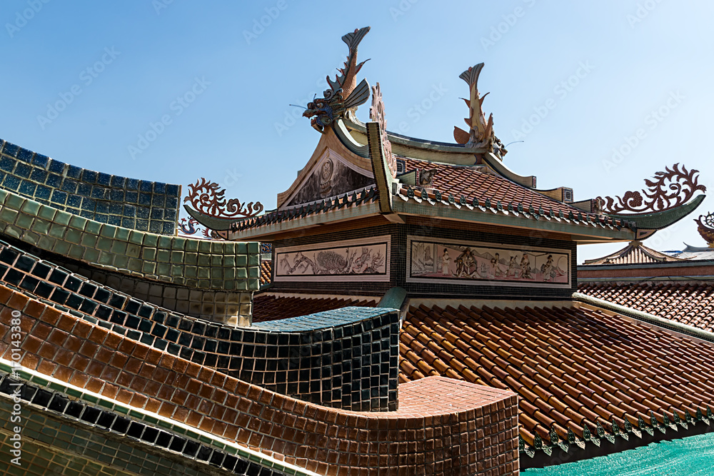 Fototapeta premium Chinese temple roof and Chinese art on top.