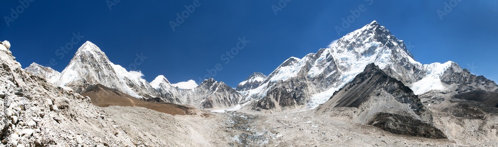 himalayan mountain range near Mount Everest