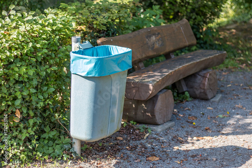 Mülleimer mit Parkbank © joern_gebhardt