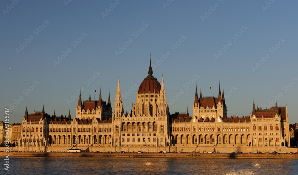 Obraz premium Evening view of the illuminated building of the Hungarian Parliament in Budapest.
