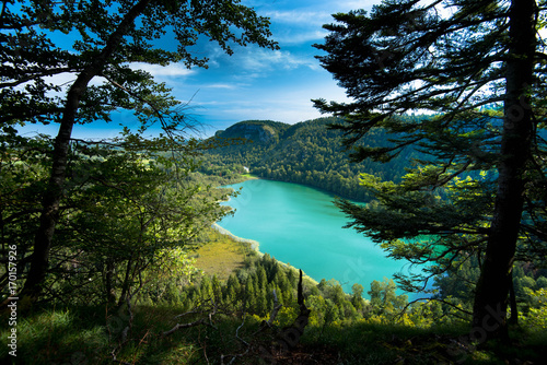 Blick auf den Lac de Bonlieu im französischen Jura