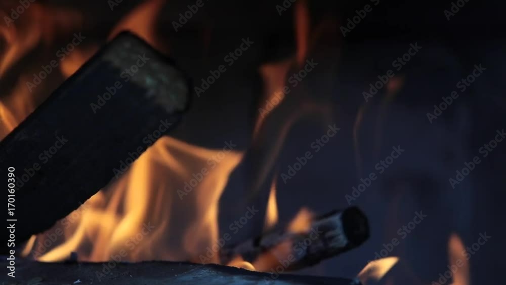 Closeup fuoco nel camino in slow motion