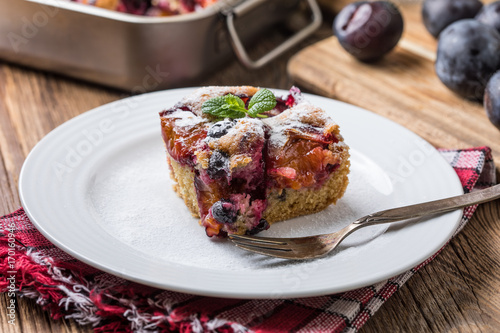 Yeast cake with plums and blueberries.