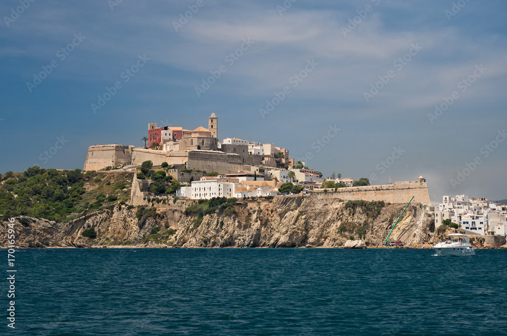 panorámica de Ibiza desde el mar