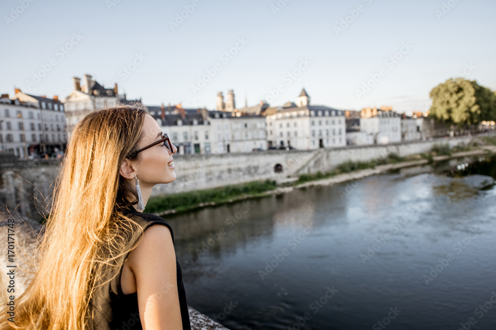 Φωτογραφία Young woman enjoying great view on the cityscape view during the sunset in Orlea