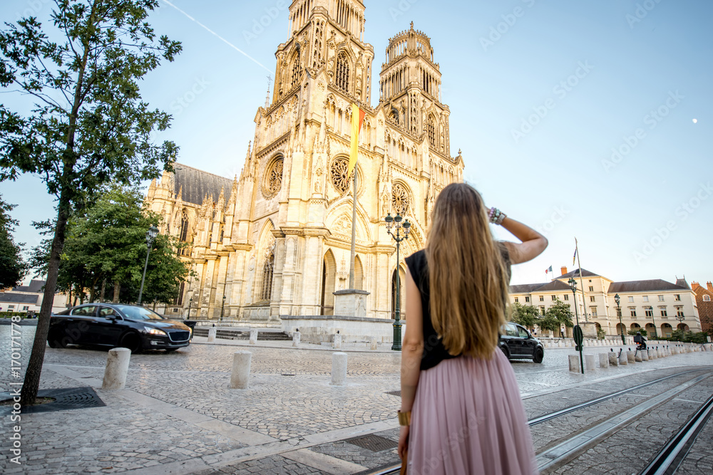 Φωτογραφία Lifestyle portrait of a woman walking near the famous cathedral during the sunse