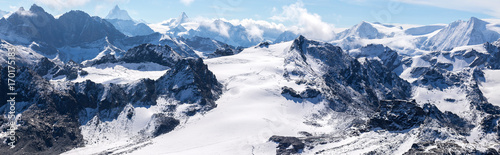 panorama sur les chaines de montagnes enneigées des Alpes suisses © Olivier Tabary