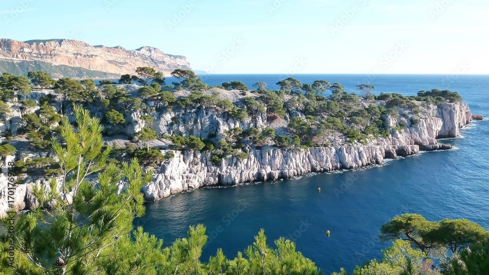 Calanques de Marseille, vue sur la pointe de la Cacau et le Cap Canaille (France)