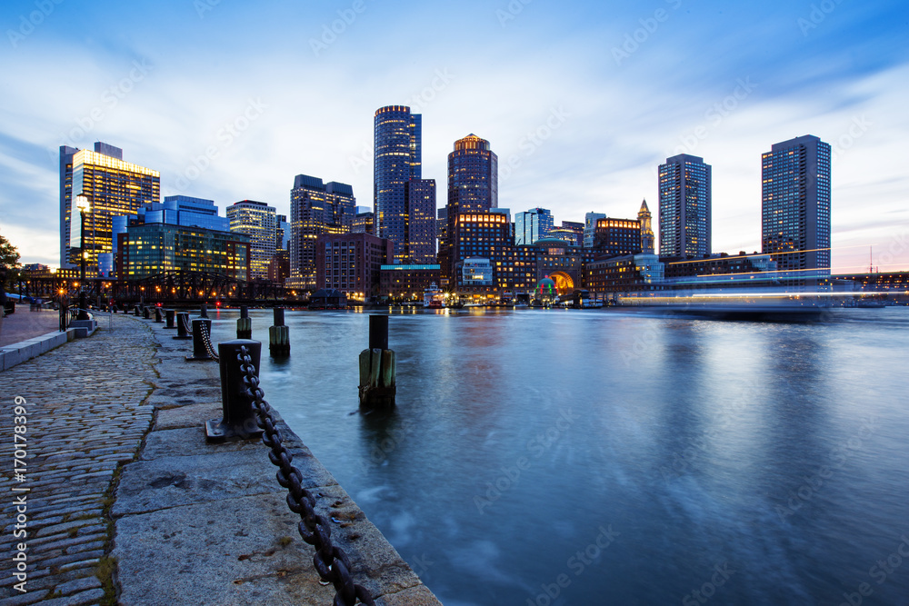 Fototapeta premium Boston Skyline from Downtown Harborwalk at Night 