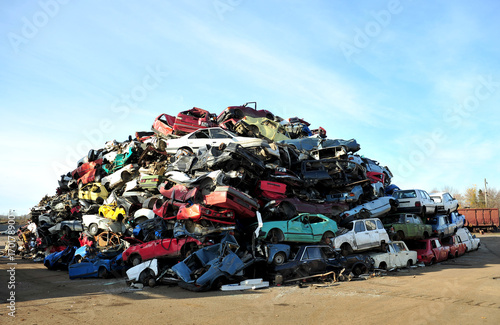 Foto Old damaged cars on the junkyard waiting for recycling