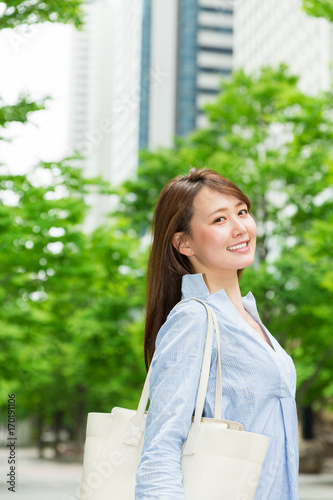 笑顔の女性 外出