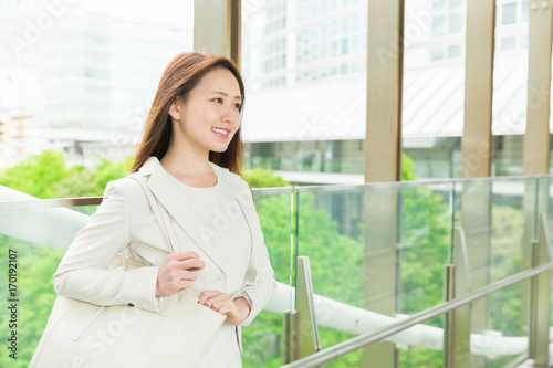 Free Download 笑顔の女性　ビジネス　出発 - GFXLoad