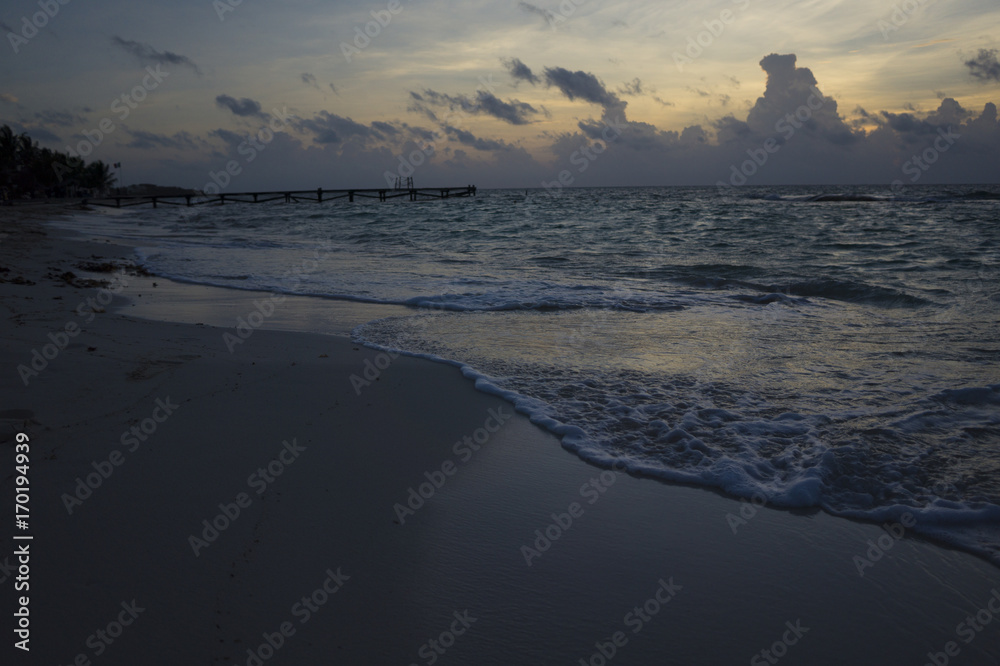 Obraz premium Sunrise on the Beach in Playa del Carmen, Mexico