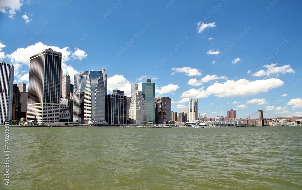 Obraz premium Downtown New York City skyline with the Hudson River in the foreground