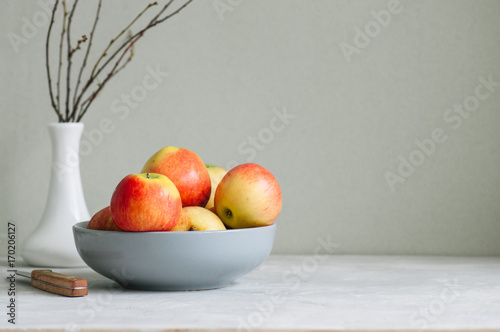 Fototapeta Naklejka Na Ścianę i Meble -  Ripe apples in a bowl on a white background. Autumn mood concept.