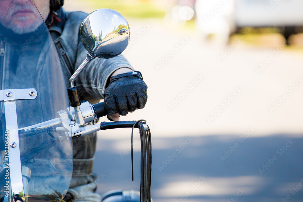 eine Nahaufnahme von einem Motorradfahrer auf seinem Motorrad eine Nahaufnahme von einem Motorradfahrer auf seinem Motorrad