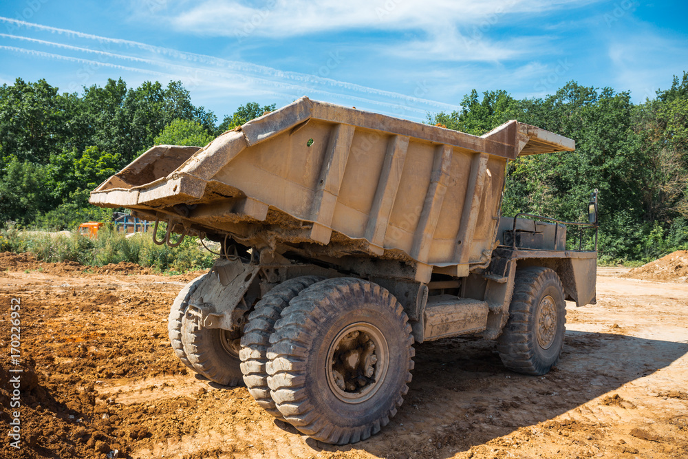 Obraz premium Big yellow mining truck