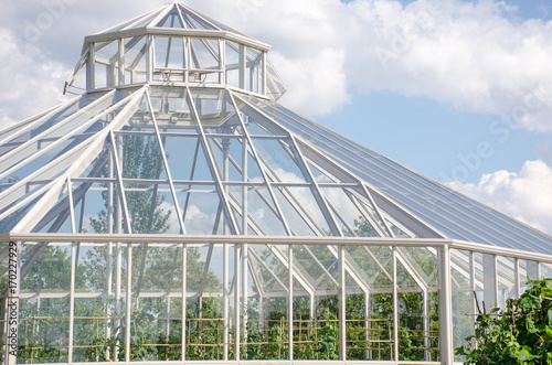 Large greenhouse from outside © pauws99