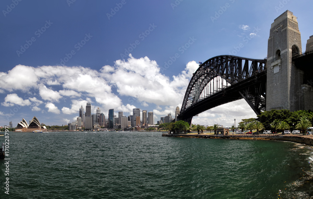 Blick auf die Skyline von Sydney, die Sydney Harbour Bridge und das Sydney Opera House vom nördlichen Stadtteil Kirribilli aus.