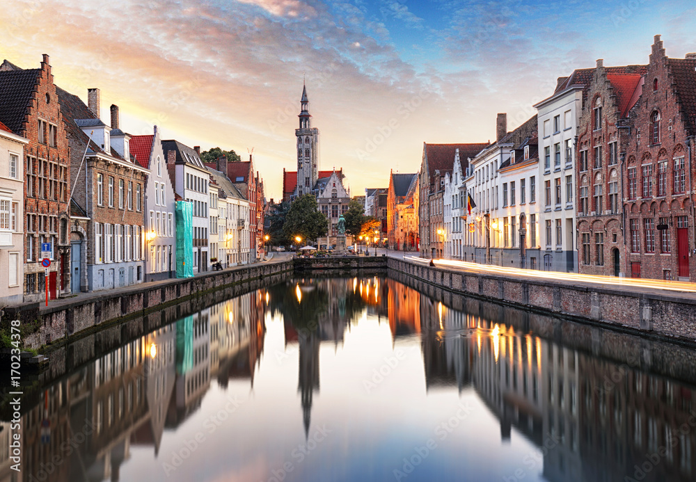Naklejka premium Brugia, Belgia - Malowniczy pejzaż miejski z kanałem Spiegelrei i placem Jana Van Eycka