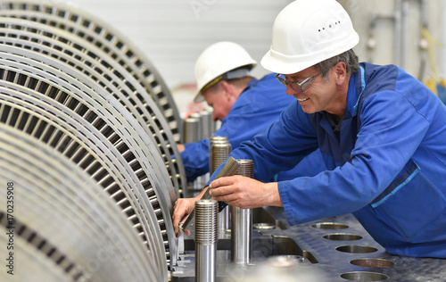 Arbeiter im Maschinenbau - Herstellung einer modernen Gasturbine // Mechanical Engineering Workers - Production of a Gas Turbine