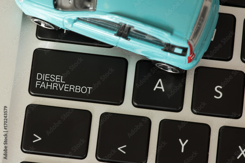 Ein Auto und Computer mit der Taste für Diesel Fahrverbot Ein Auto und Computer mit der Taste für Diesel Fahrverbot