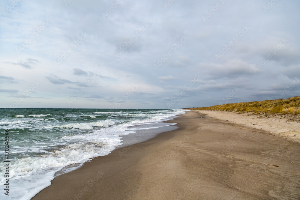 Ostsee, Sandstrand und Dünengras bei bewölktem Himmel