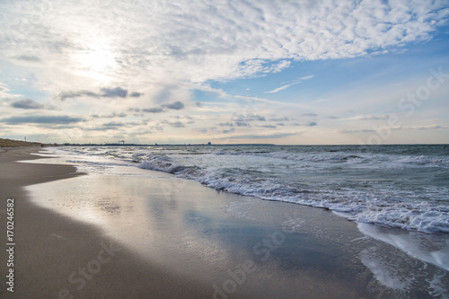 ein schöner Strand und ein toller Himmel an der Ostsee