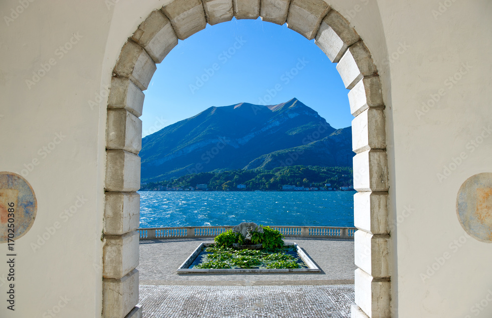 Architectures and landscapes of Como Lake