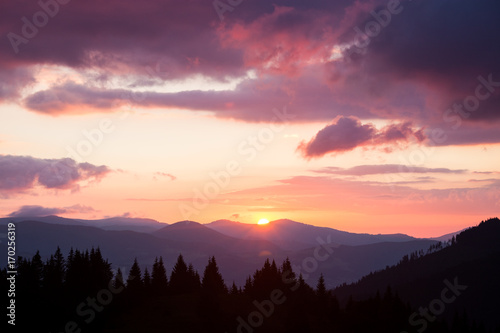 Fototapeta Naklejka Na Ścianę i Meble -  Smoky Mountains ridge at sunrise