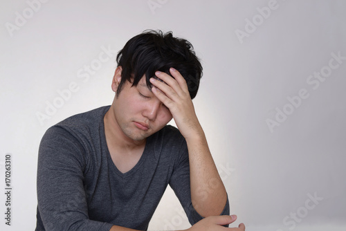 憂鬱な表情の男性