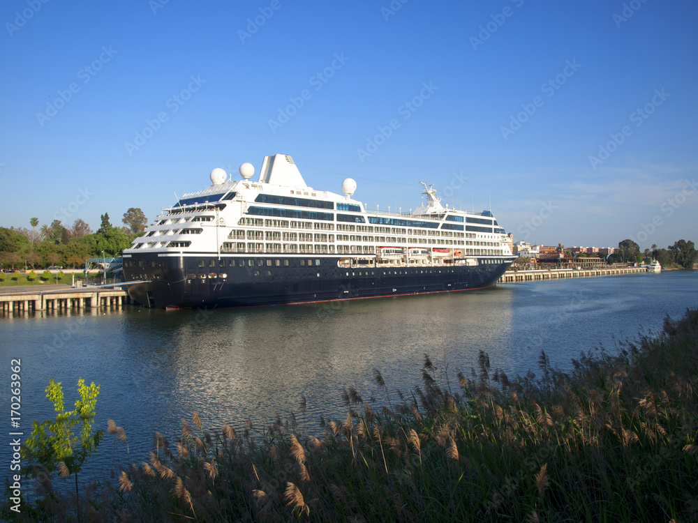 Barco Crucero / Cruise Ship. Puerto de Sevilla