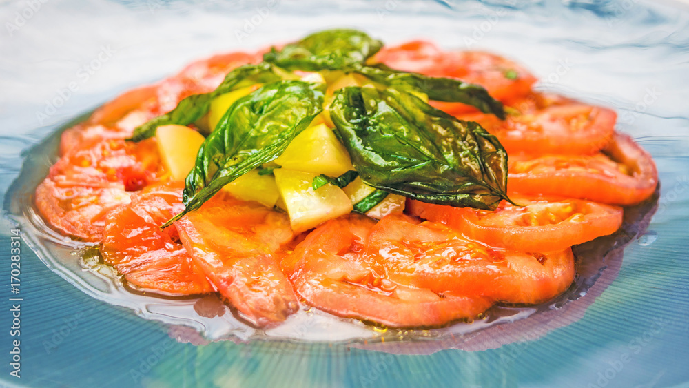 Tomaten-Carpaccio mit frittiertem Basilikum Tomaten-Carpaccio mit frittiertem Basilikum