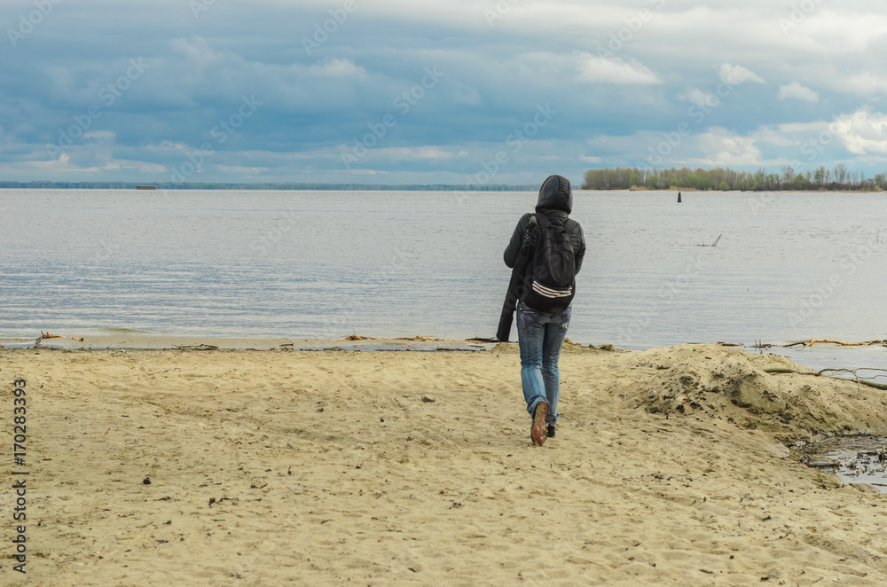 The girl the brunette plays sports on the seashore - on the beach.