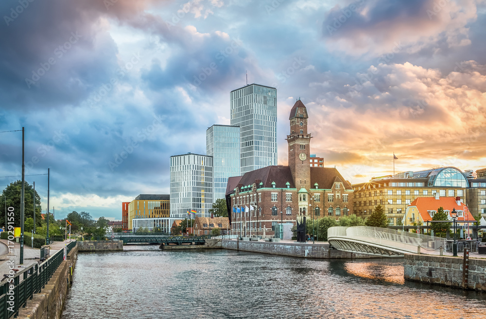 Obraz premium Beautiful cityscape with sunset over canal and skyline in Malmo, Sweden