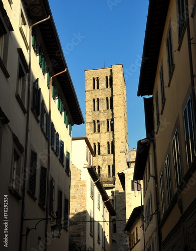 Turm der Kirche Santa Maria della Pieve in einer Häuserschlucht photo