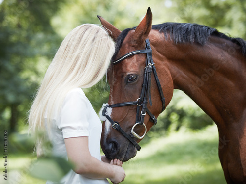 junge blonde Frau mit ihrem Pferd © Karin & Uwe Annas