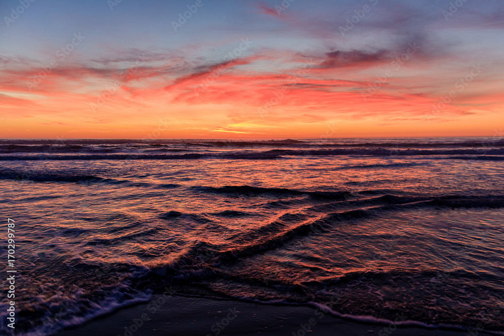 Obraz premium fiery sunset on ocean beach in san francisco