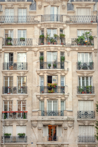 Facade of Parisian building © adisa